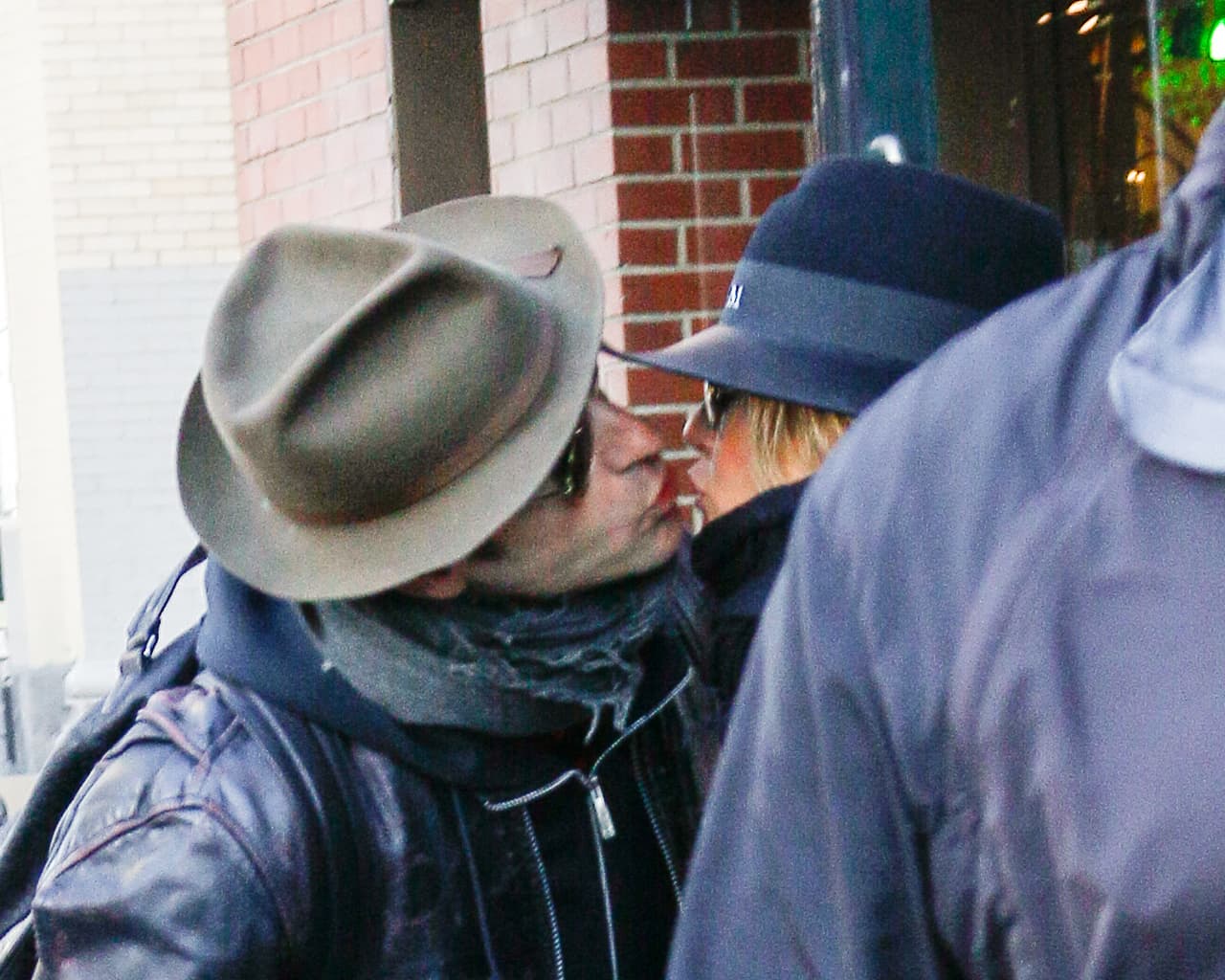 ¡Se dieron tiernos besitos!