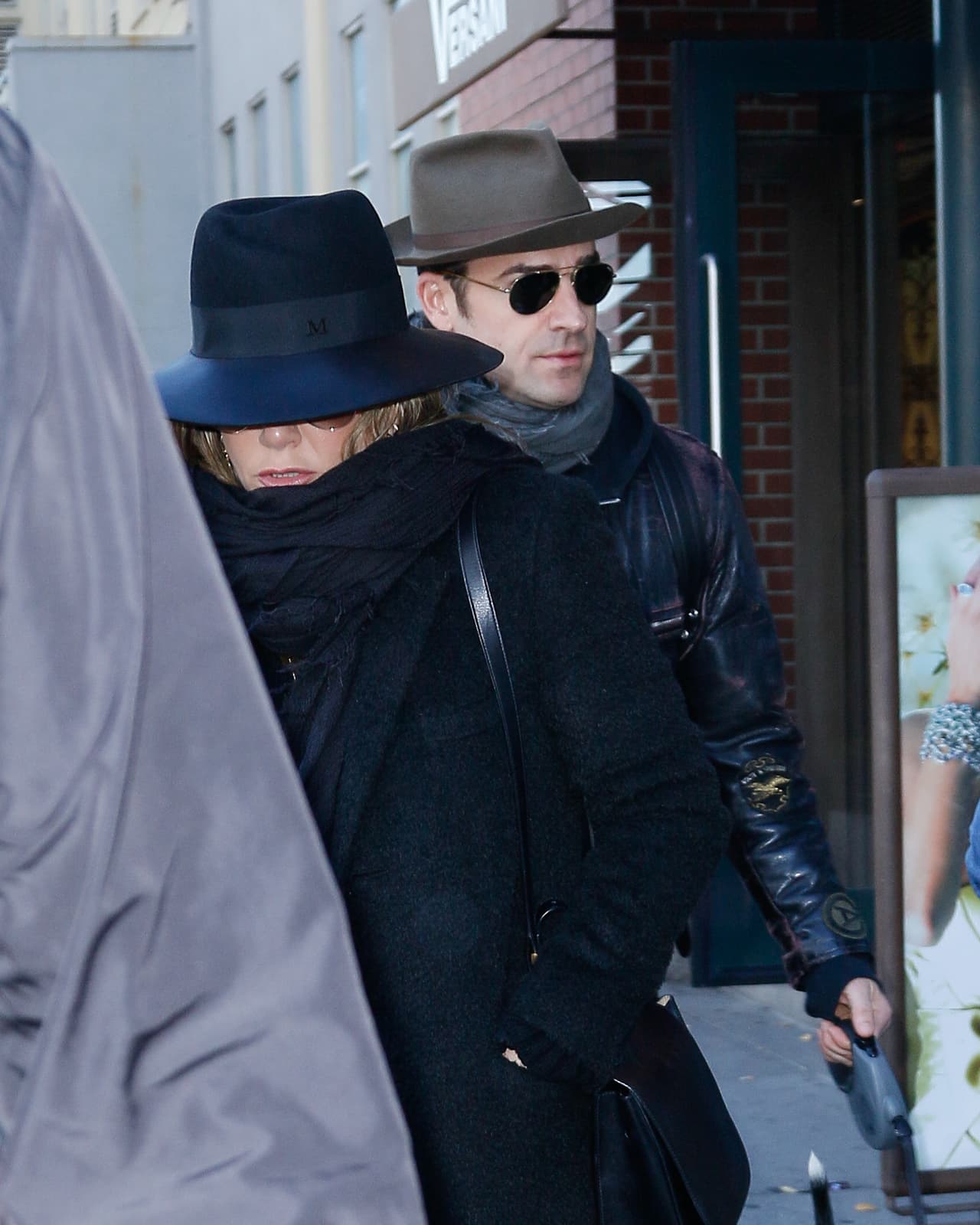 La parejita se demostró cariño frente a las cámaras.