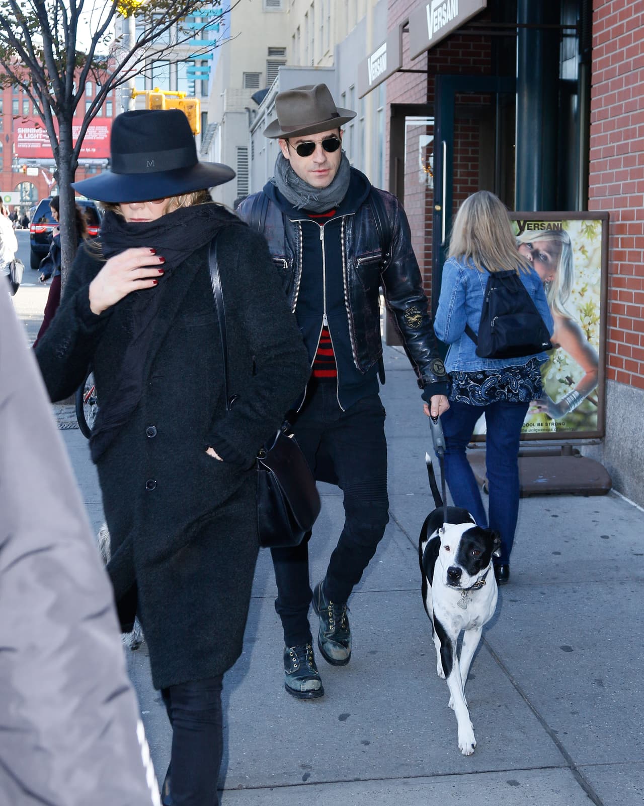 Y hasta con su lindo perrito cargaron...