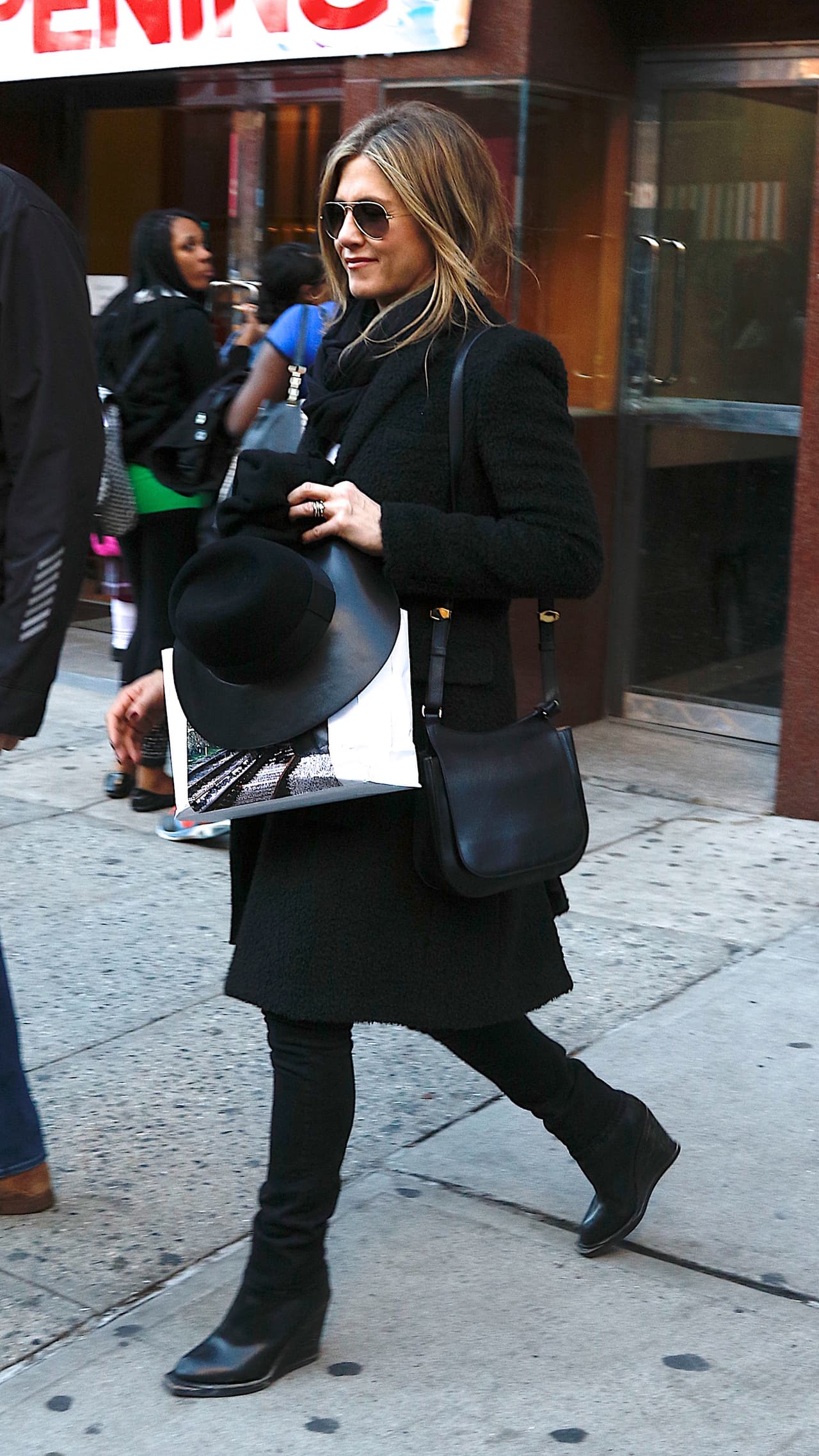 Saliendo, con su sombrero en la mano.