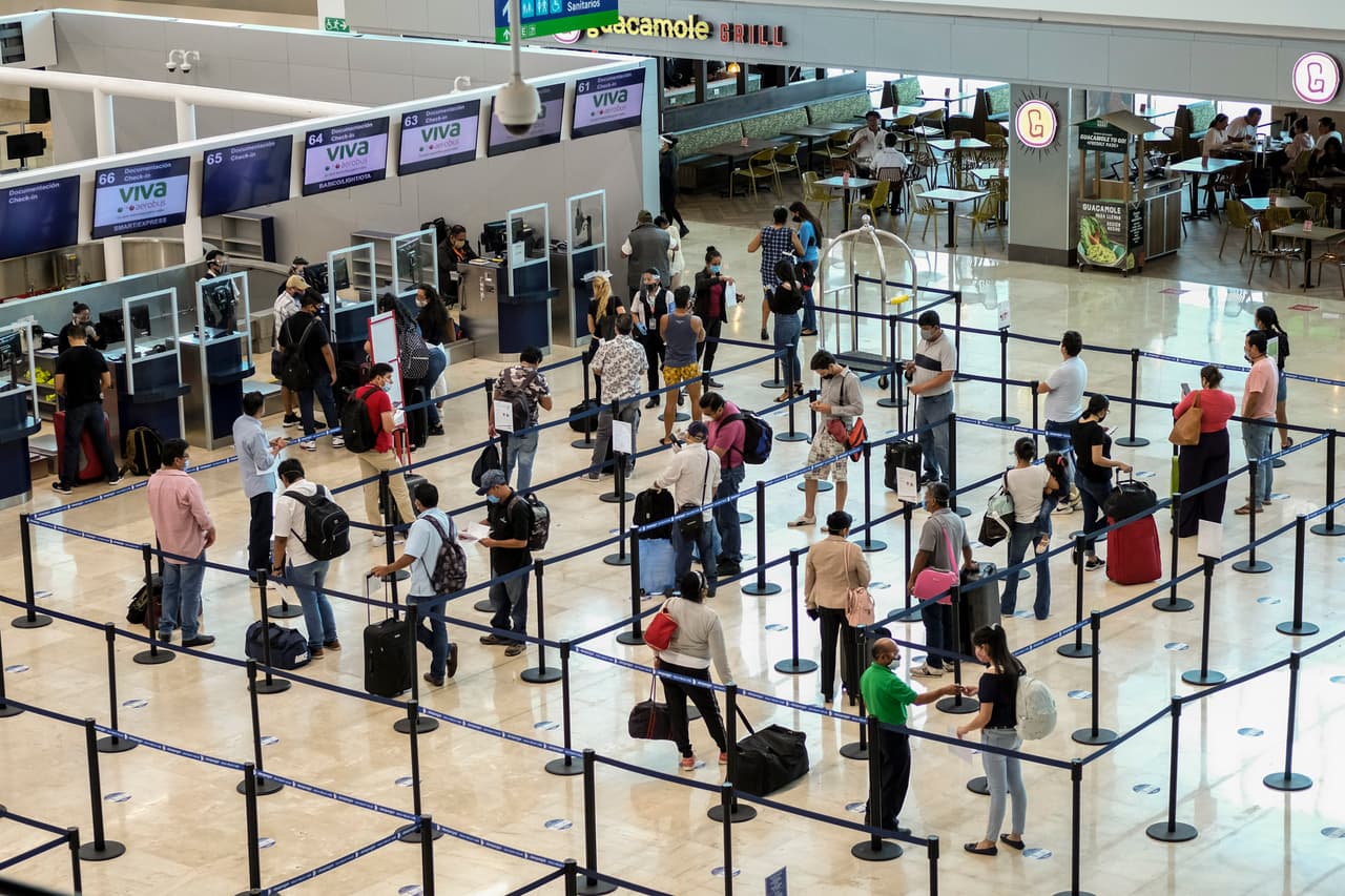 Los turistas esperan para registrarse en el aeropuerto de Cancún, México, el pasado sábado 13 de junio de 2020.