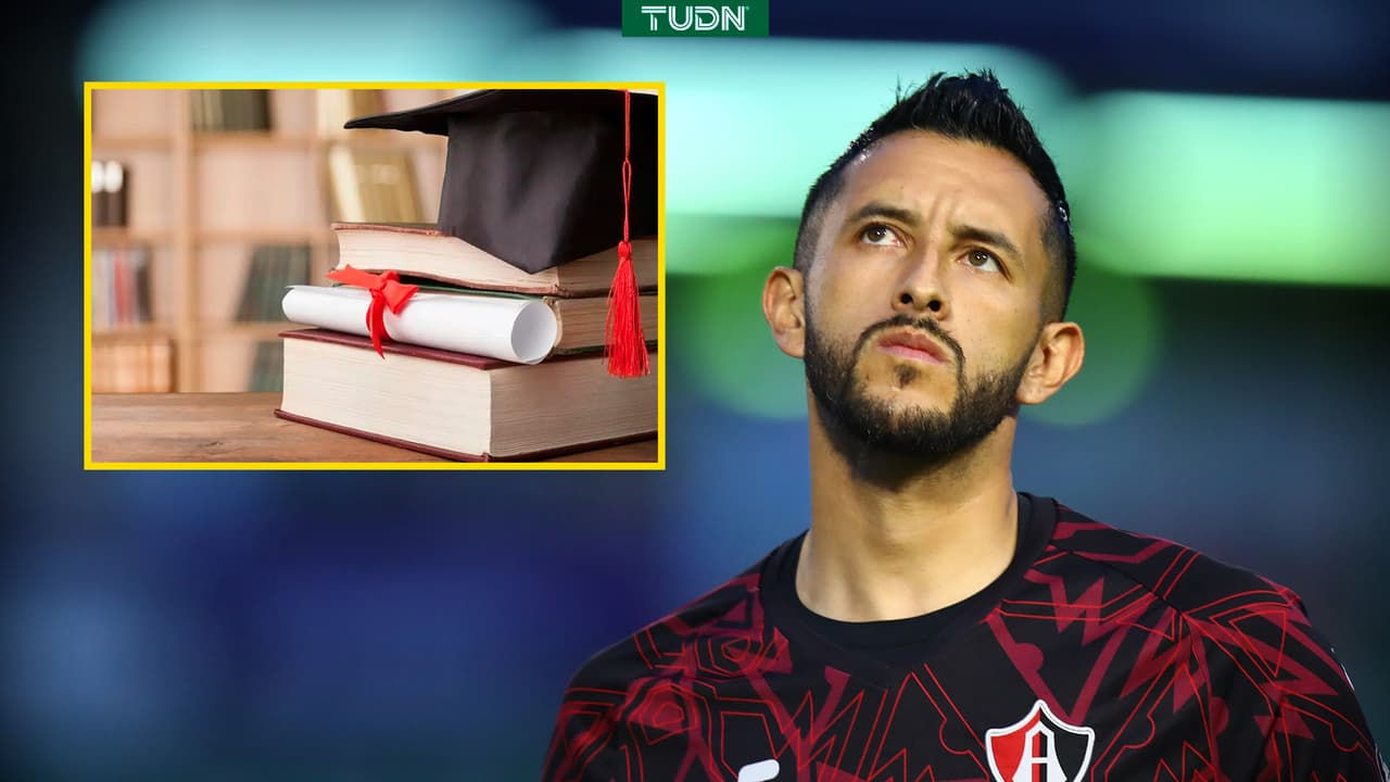 Camilo Vargas recibe su título profesional como periodista