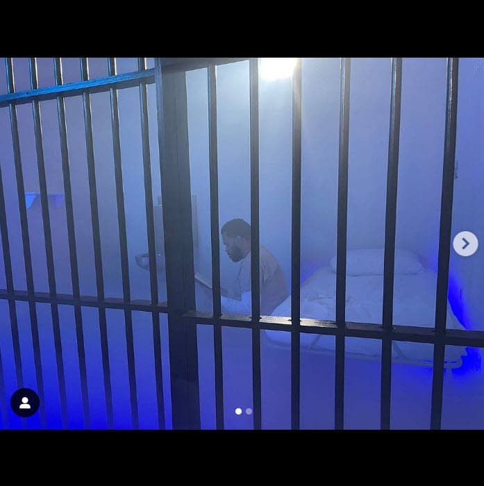 "Tengo el mismo uniforme de hace 6 días, cero comisaría para poder consumir alimentos sanos, cero agua potable,
<b> una celda sin aire y sin luz eléctrica</b>", denunció ante sus seguidores. 
<br>