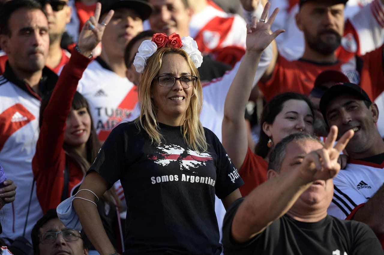 El espítitu reivindicativo de Malvinas está presente en todas las actividades en Argentina, incluso algunas que se suponen alejadas de la política. En la imagen una seguidora del emblemático equipo de fútbol River Plate muestra una camiseta con el mapa de las islas y los colores del equipo.