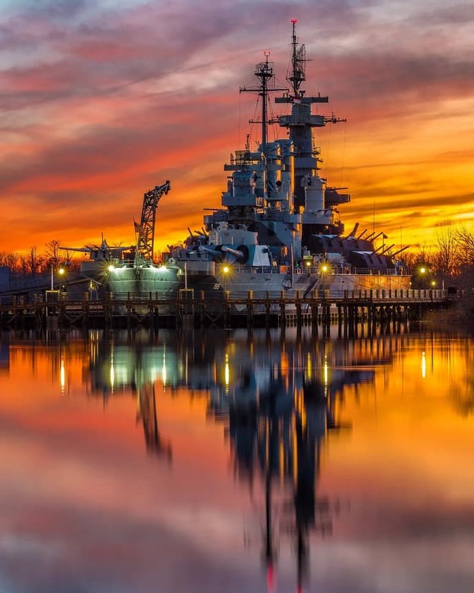 <b>Battleship North Carolina (Wilmington)</b>
<br>
<b>Sitio web</b>: 
<a href="https://battleshipnc.com/">https://battleshipnc.com/</a> 
<br>
<b><a href="https://maps.app.goo.gl/vuoCYXLAMw8ve4ebA">Cómo llegar</a> </b>
<br>
<br>Desplegado en 1941, el acorazado Carolina del Norte formó parte de todas las principales ofensivas navales en el Pacífico durante la Segunda Guerra Mundial y obtuvo quince estrellas de batalla. Ahora atracado permanentemente en Wilmington, puedes recorrer el barco para conocer su historia. Pero ten cuidado, ya que se diez marineros perdieron la vida en el barco y es posible que algunos todavía permanezcan allí en la actualidad. Los visitantes han reportado haber experimentado puntos fríos, que escucharon ruidos extraños y pasos fantasmales.