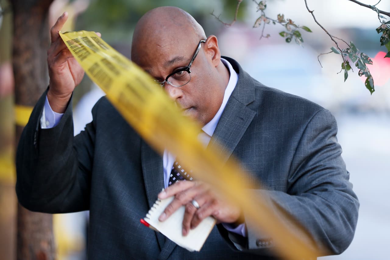 El jefe de la policía de Cincinnati, Eliot Isaac, cruza la barrera policial antes de hablar con los medios en la escena.