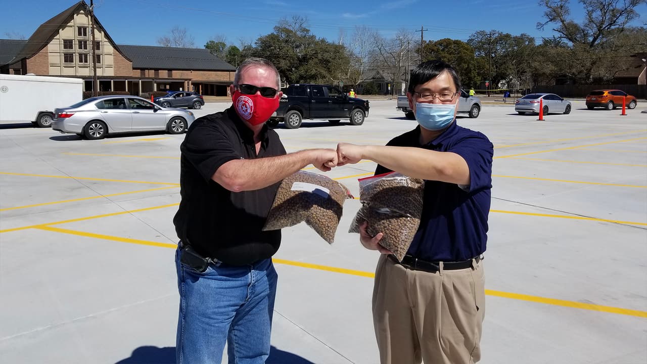 Viernes de 10 am a 12 pm. Four Corners Community Center (15700 Old Richmond Rd., Sugar Land, TX 77498).