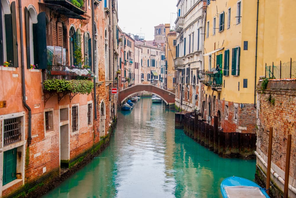 <b>CÁNCER</b>
<br>
<b>Venecia, Atenas, Barranquilla, San Diego o cualquier ciudad cerca del mar. </b>
<br>Cáncer se siente de maravilla en este tipo de lugares románticos y cercanos al agua. Los nativos del signo del cangrejo, necesitan siempre estar cerca de su elemento natural para mantener su equilibrio interno.