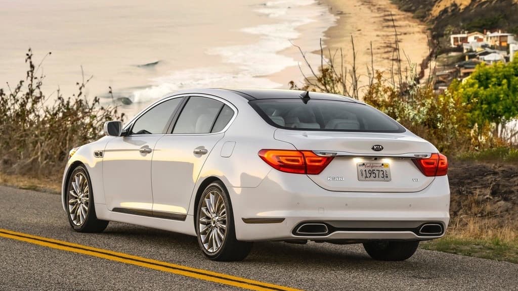 Pero quizás el hecho de ser ofrecido por una marca que tradicionalmente es conocida por autos económicos de tracción delantera hace que este hermoso sedán no sea considerado por quienes sería sus compradores naturales. En pocas palabras, un comprador del Merecedes-Benz Clase S no va a buscar alternativas en un concesionario Kia. ¡Se lo pierden!
