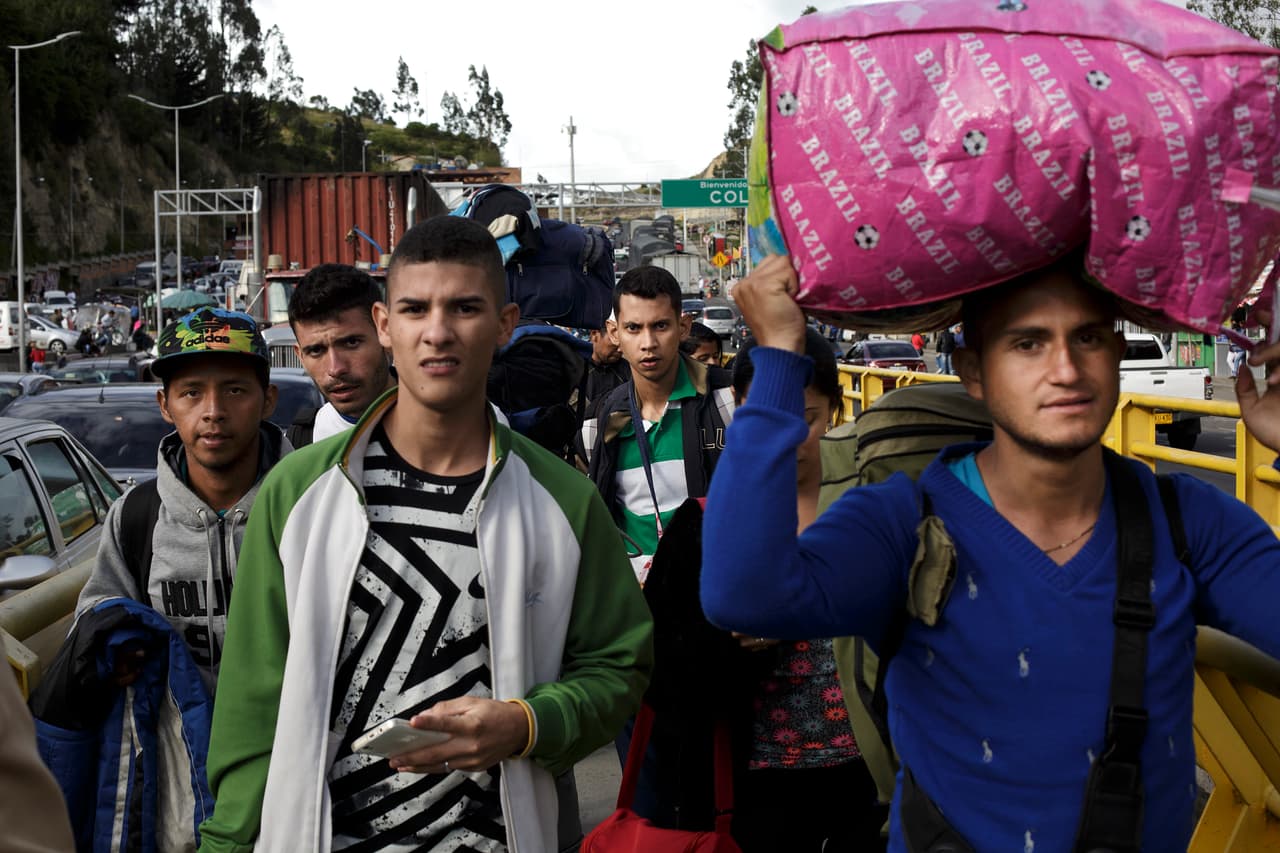Hasta el 18 de agosto, cuando Ecuador comenzó a exigir el pasaporte a los venezolanos para acceder al país, se calculaba que miles de ellos pasaban por el puente fronterizo de Rumichaca cada día. Esta frontera entre Colombia y Ecuador era la entrada más regular y segura para los migrantes de Venezuela.