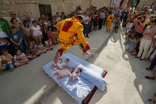 También conocido como el Salto del Colacho simboliza la lucha contra el pecado original con el que nacen los pequeños.