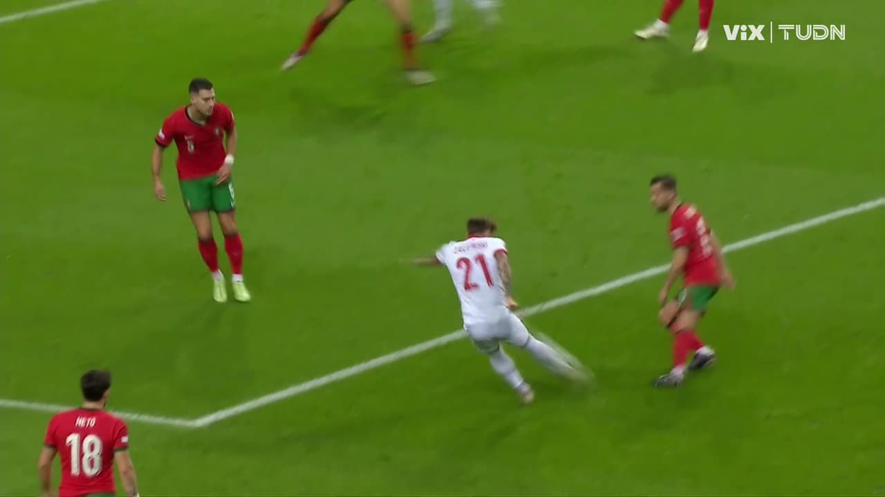 ¡Polonia quiere abrir el marcador! Zalewski prueba desde fuera del área