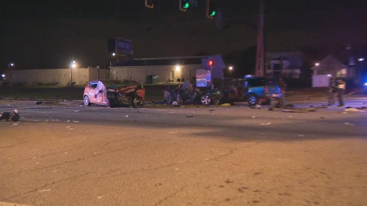 Aparatoso choque entre tres vehículos dejó tres muertos y dos heridos, entre ellos un bebé de 13 meses de edad en Forest Park.