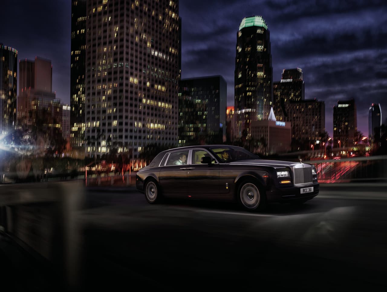 Este Rolls Royce Phantom 2013, tenía un valor de 300,000 dólares salidp de agencia. Cuenta con un
<b> motor V12 </b>de
<b> </b>aspiración
<b> </b>normal
<b> </b>que genera 
<b>460 caballos de fuerza</b>, es capaz de lograr una velocidad máxima de 149 mph y de acelerar de 0 a 60 mph en 5.7 segundos. Su transmisión es automática de ocho velocidades.