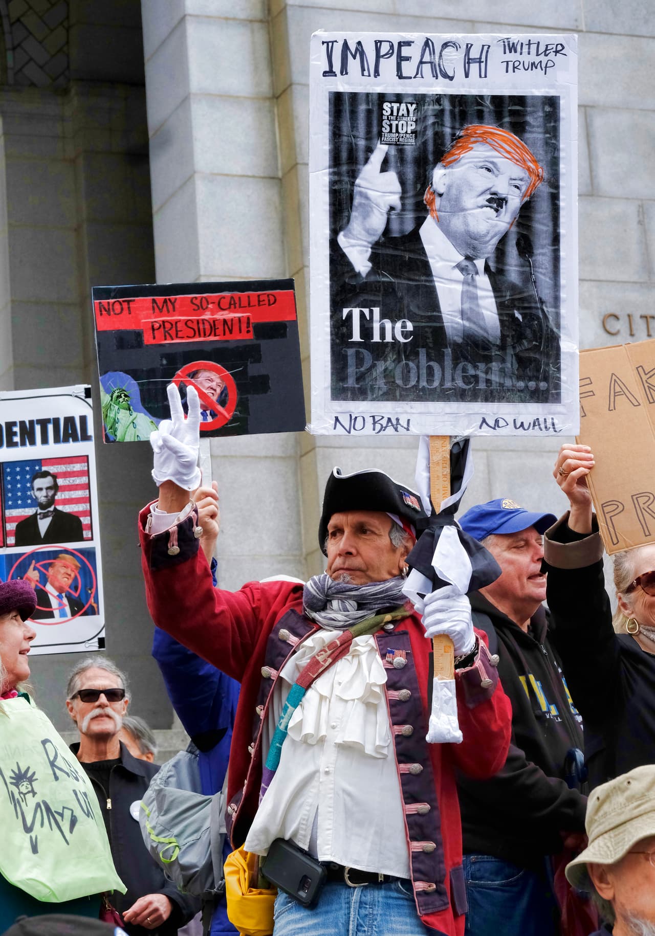 Los manifestantes recalcaron que Trump no es su presidente.
