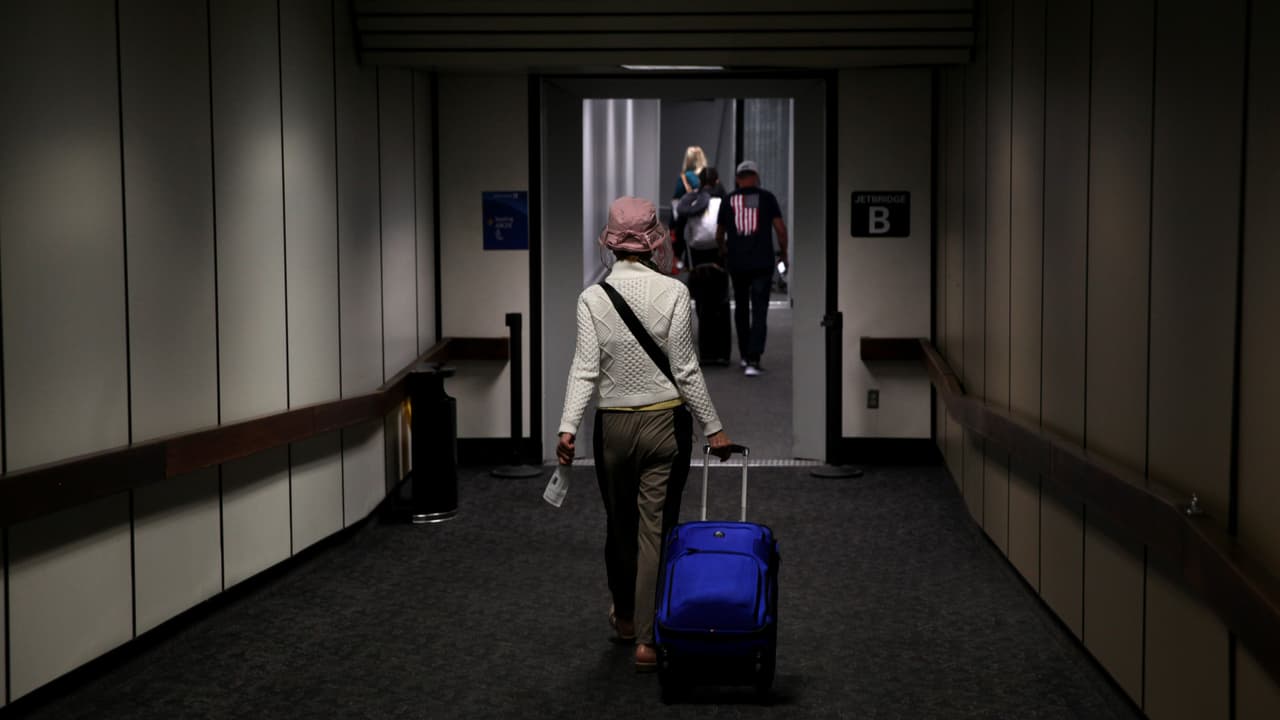 Con la llegada de el Día de Acción de Gracias comienzan las celebraciones de fin de año y con ellas el aumento de viajeros, por lo que se ha reforzado la seguridad en los aeropuertos de la ciudad de Houston. Chequeo de documentos e inspección de equipajes hacen parte de los planes de vigilancia en las terminales aéreas.