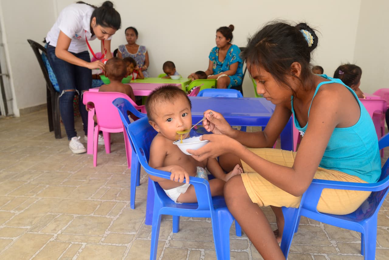 Los niños desnutridos son alimentados por sus familiares en Aporta tu granito, fuera de Riohacha, Colombia. La fundación ha visto un aumento de pacientes desde la sequía.