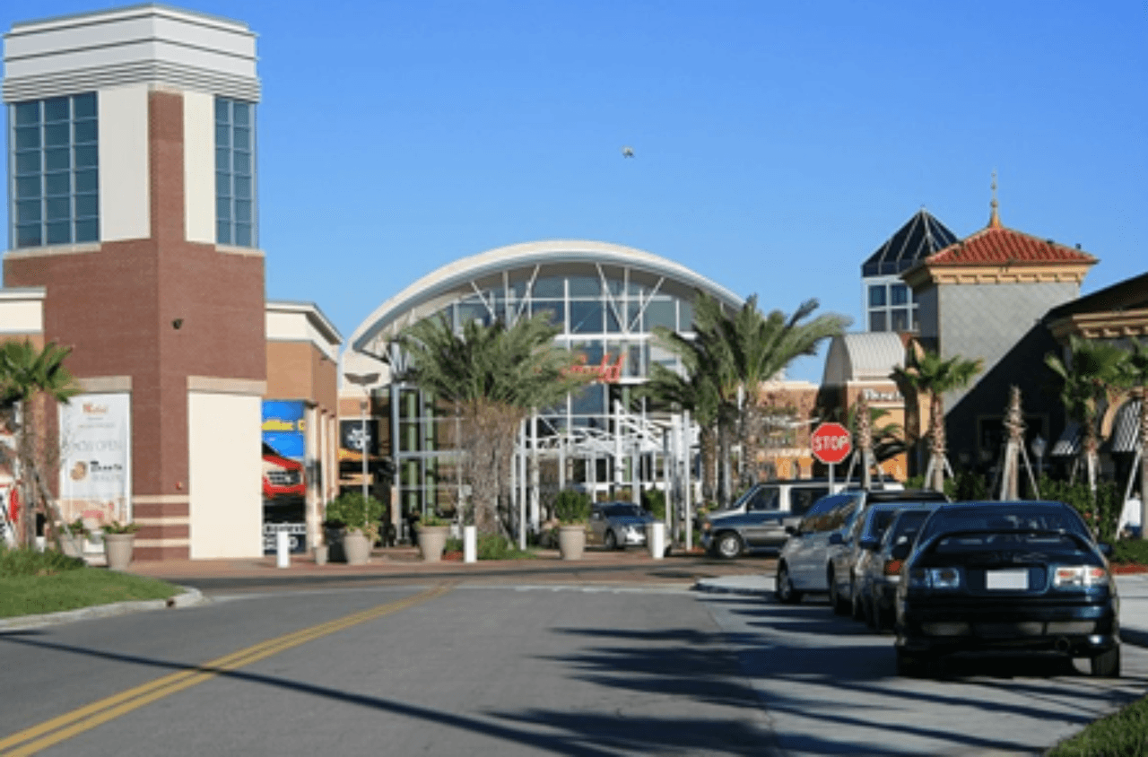 <h3 class="cms-H3-H3">16. Brandon, Florida</h3>
<br>
<br>👉
<b>Población de origen extranjero (2020): </b>17.1% (+4.5% desde 2016)
<br>
<br>👉
<b>Mayor grupo de inmigrantes:</b> cubanos.
<br>
<br>👉
<b>Otros grupos de inmigrantes: </b>hindúes, dominicanos, venezolanos.
<br>
<br>👉
<b> Población total: </b>115,909 habitantes.
<br>