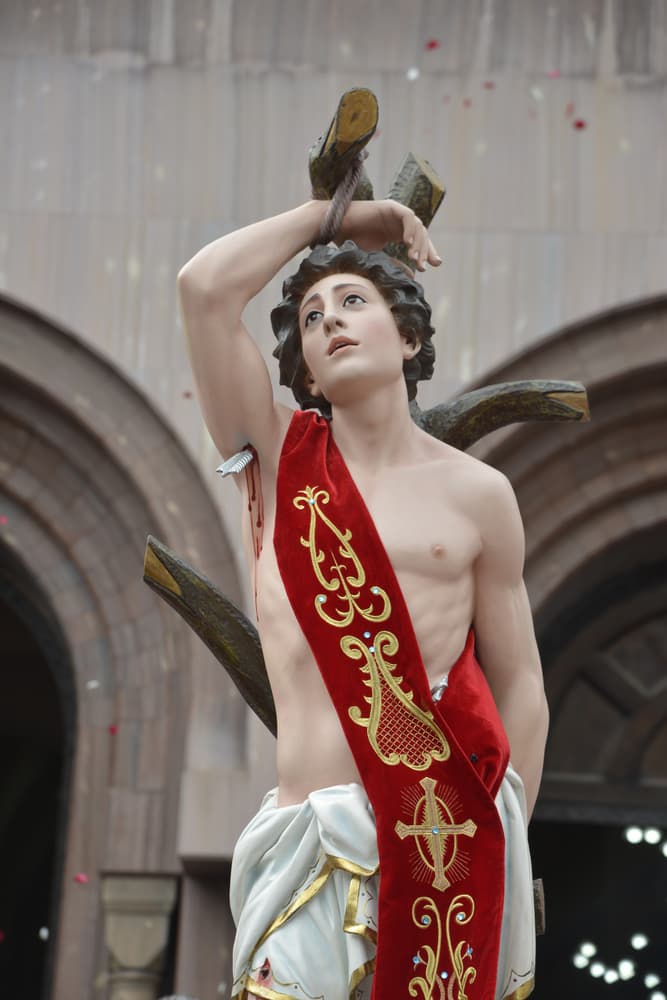 Sebastián le reprochó al emperador sus acciones de perseguir a los cristianos. Pero claro, el gobernante enfurecido lo mandó apresar una vez más y le ordenó a sus soldados que ahora sí se aseguraran de que matasen al pobre hombre. Así, fue azotado cientos de veces.