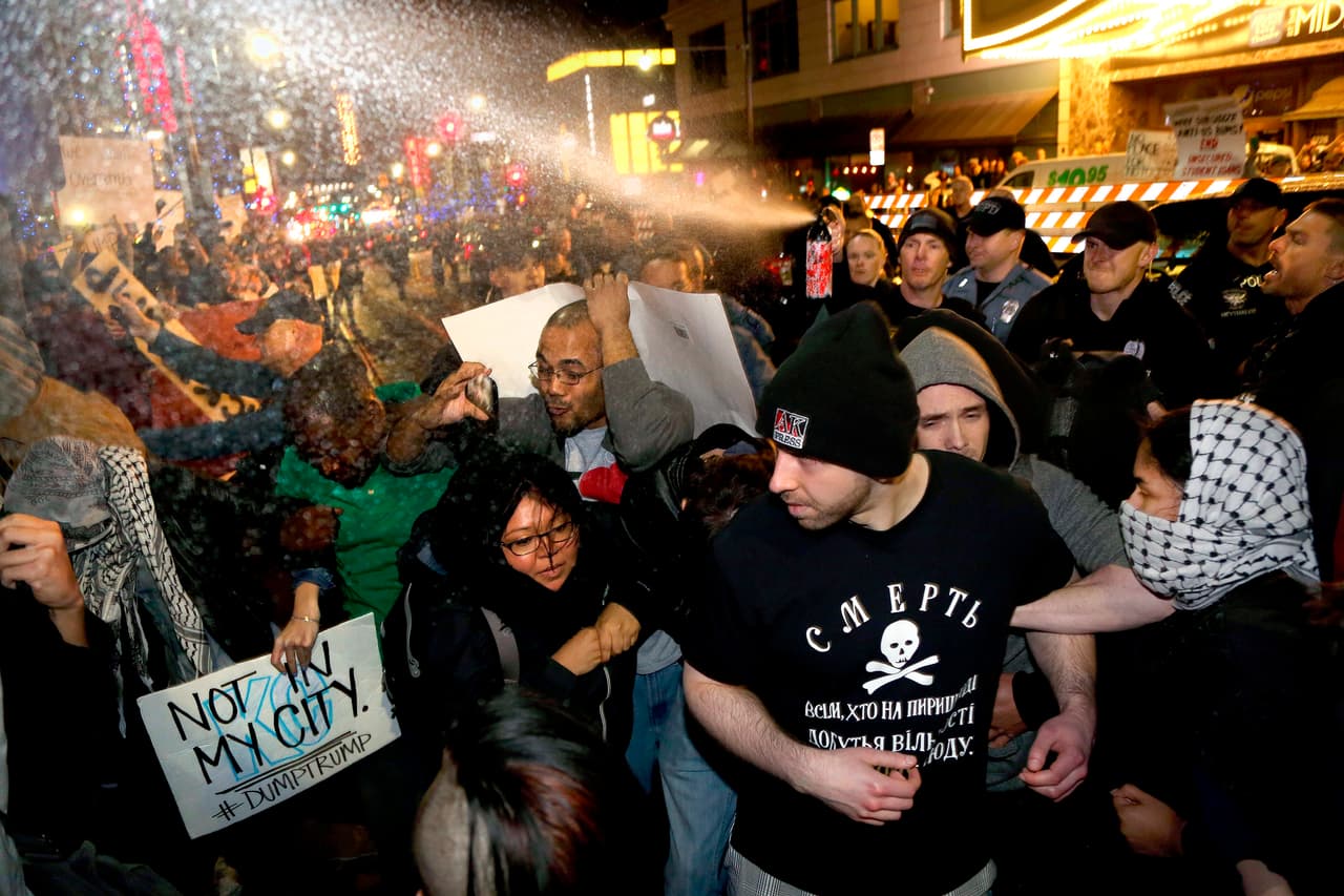 "No en mi ciudad", se leyó en los mensajes de opositores en Kansas City, el 12 de marzo de 2016. Fueron repelidos con gas pimiento.