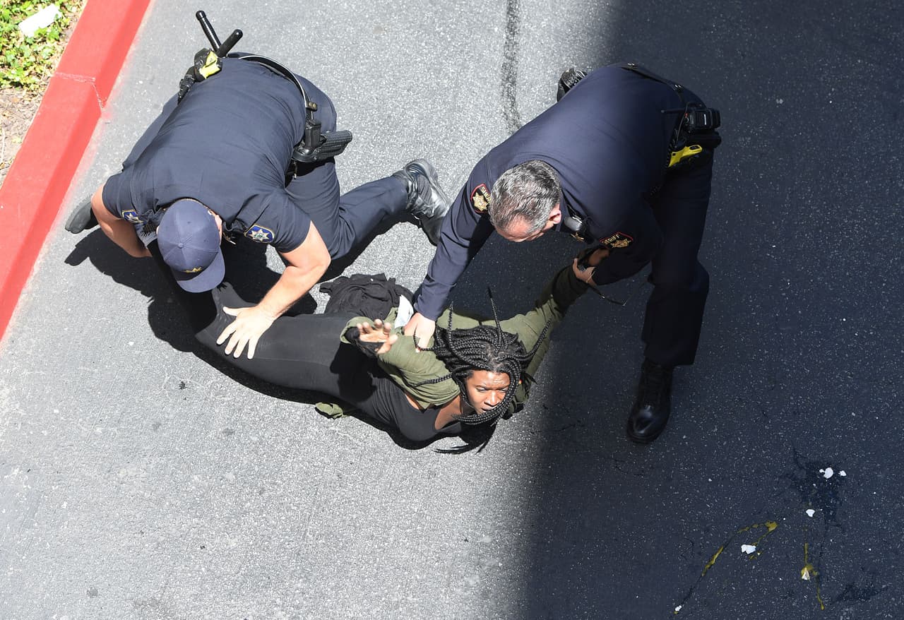 Esta persona protestaba mientras Trump pronunciaba un discurso dentro de un hotel en Burlingame, California, el 29 de abril.