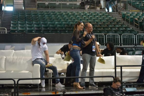 Estuvimos de stalkers tras Ninel Conde, desde los ensayos. Te invitamos a ver su recorrido por Premios Juventud 2015.