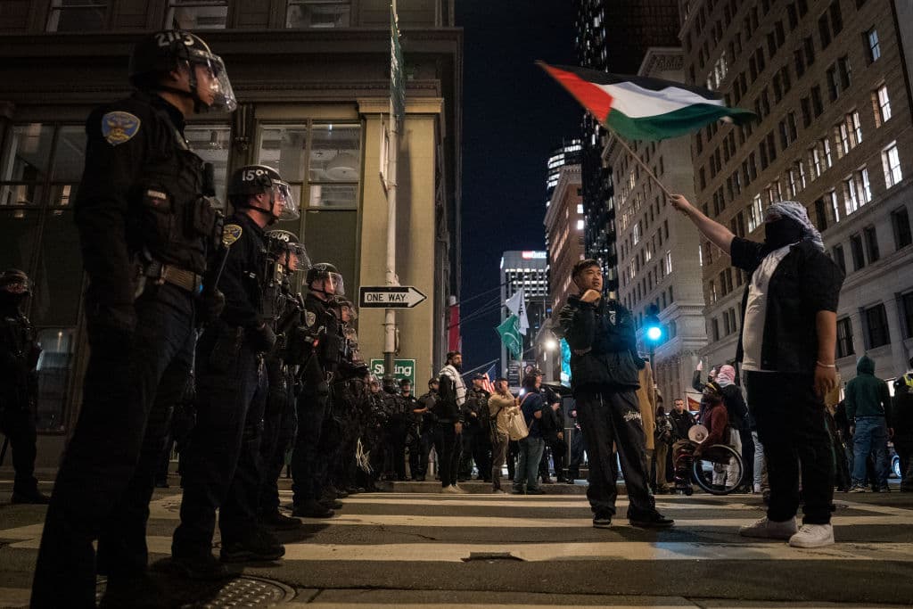 Los manifestantes portaban grandes banderas palestinas y coreaban consignas como "Fin ahora al asedio a Gaza" y "Alto el fuego ahora".