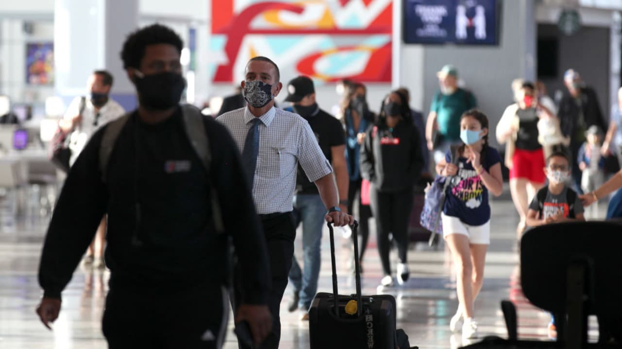 Los expertos afirman estar preocupados por el incremento de los contagios de 
<b><a href="https://www.univision.com/temas/coronavirus">coronavirus </a></b>y la 
<b><a href="https://www.univision.com/temas/variante-omicron">variante ómicron</a></b>, sobre todo en esta época en la que incrementa el número de viajeros. El doctor 
<b><a href="https://twitter.com/DrLuisO" target="_blank">Luis Ostrosky </a></b>explicó por qué es importante vacunarse y mantener los protocolos “que sabemos que funcionan”.