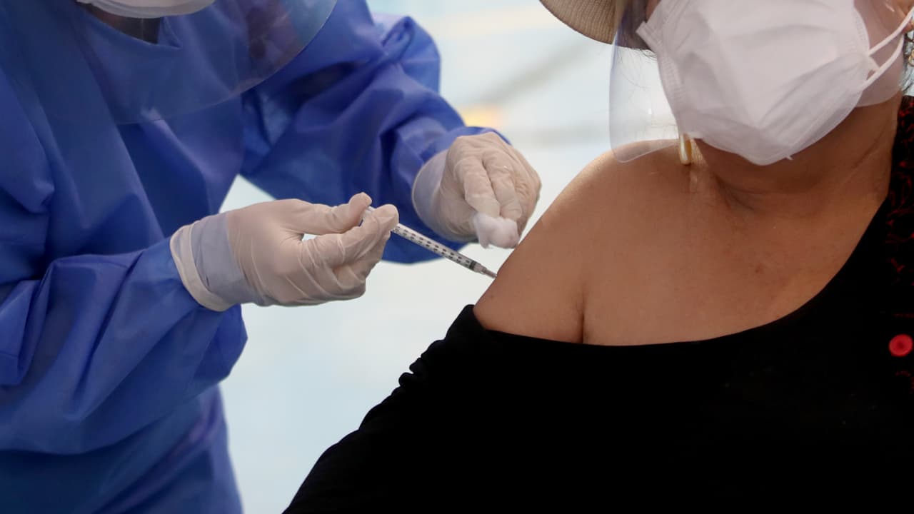 El plan de las autoridades del condado de Los Ángeles para que más personas se vacunen contra el coronavirus