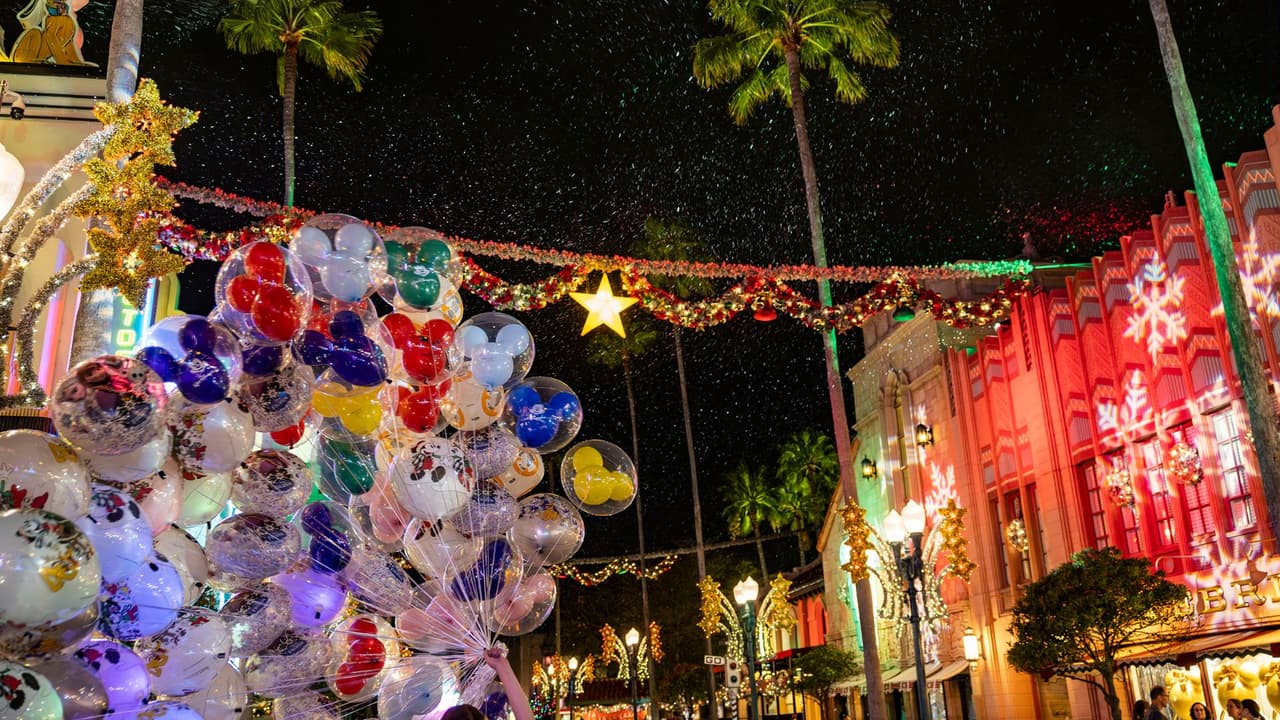 Los hoteles de Disney Resort deslumbran con decoraciones navideñas y exhibiciones de pan de jengibre.
