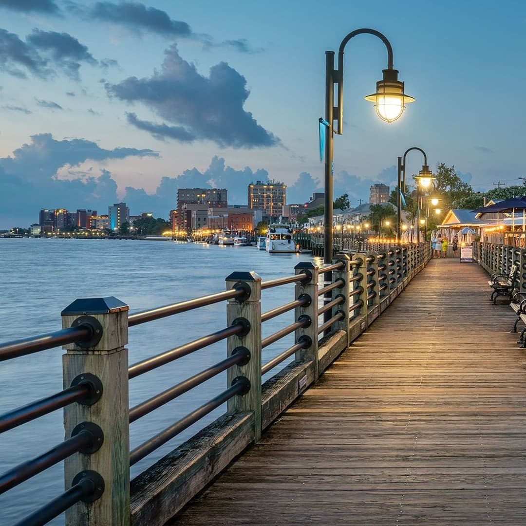 <b>Wilmington</b>
<br>
<b>Sitio web</b>: 
<a href="https://www.wilmingtonandbeaches.com/">https://www.wilmingtonandbeaches.com/</a> 
<br>
<b><a href="https://maps.app.goo.gl/9JQ9eSAAmtv55gdD6">Cómo llegar</a> </b>
<br>
<br>Desde la vibrante orilla del río de Wilmington y el Riverwalk que serpentea alrededor del histórico río Cape Fear hasta tres playas de islas cercanas, hay algo en el agua y la energía de la ciudad que transforma y cautiva a los visitantes. Descubre dónde convergen cuatro entornos únicos para crear el destino costero más accesible de Carolina del Norte y sumérgete en una gran cantidad de experiencias vacacionales genuinas y en una mezcla en constante evolución de vistas, sonidos y sabores costeros.