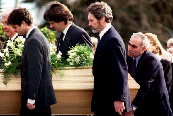 Esta es una fotografía tomada el día de su entierro. Ambos hijos cargaron su féretro para darle el último adiós.