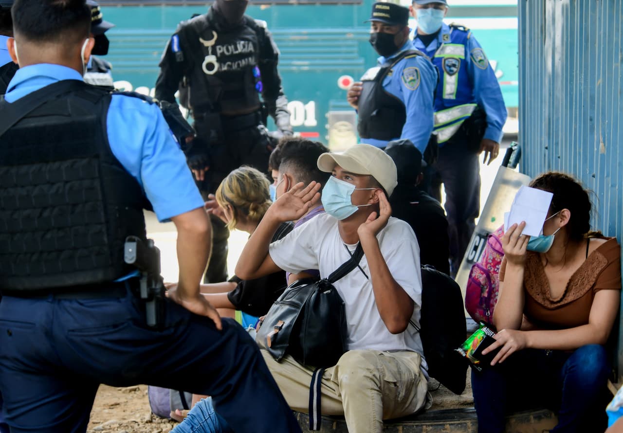 El sábado pasado, los gobiernos de México y Guatemala lanzaron
<a href="https://www.univision.com/noticias/inmigracion/guatemala-mexico-preparan-frenar-caravana-migrantes">un operativo conjunto en la frontera común con militares y policías</a> para frenar el éxodo de migrantes. Desde el sábado, Guatemala envió agentes y tropas a la frontera de Tecún Uman para detener la marcha. Y México, a su vez, movilizó personal operativo “para salvaguardar los derechos e integridad de las personas migrantes de diferentes naciones centroamericanas, particularmente de los menores de edad”.