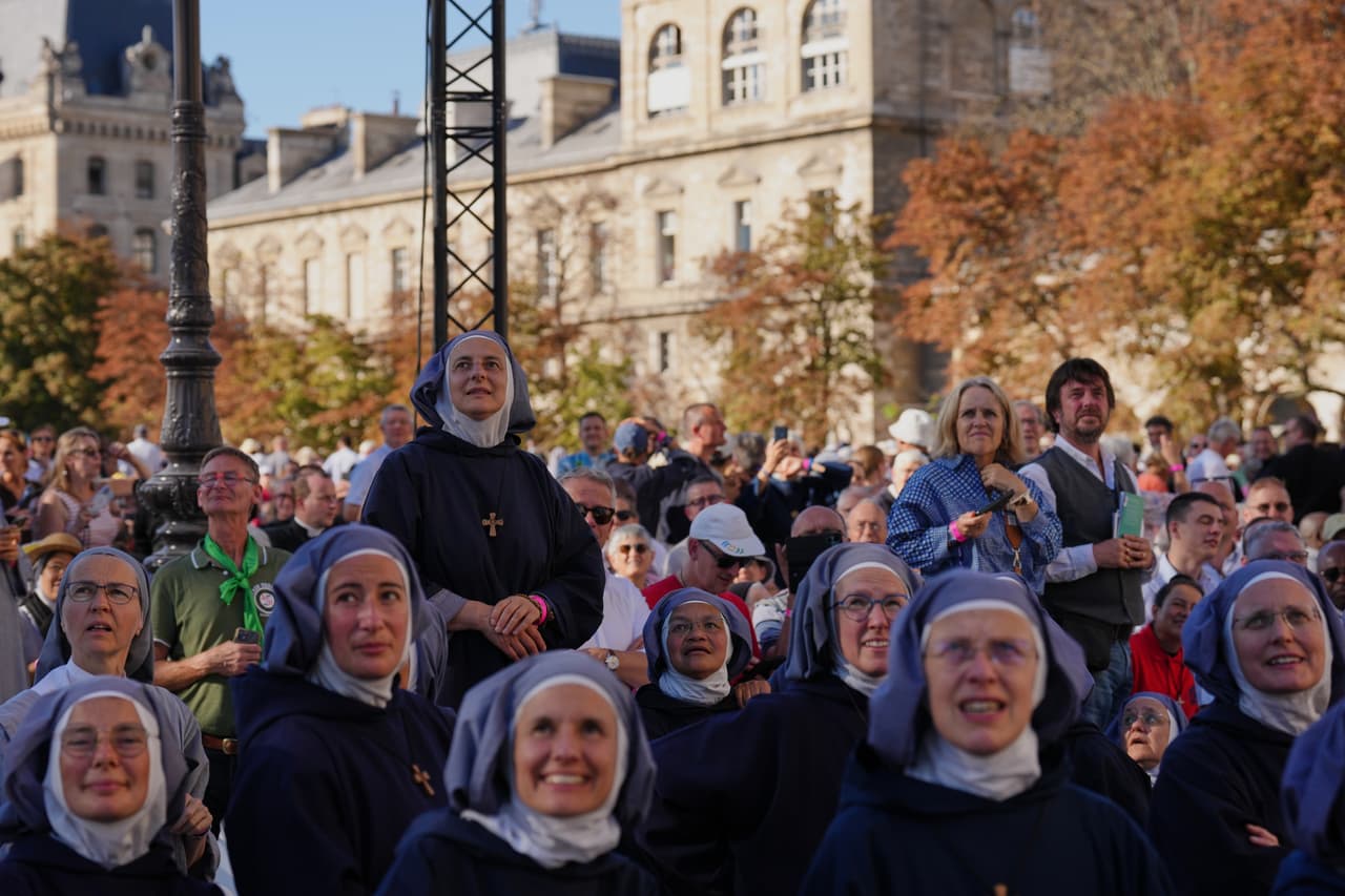 Monjas saludan al papa León XIV a su llegada a la zona de Notre-Dame en París, el viernes 25 de septiembre de 2026.