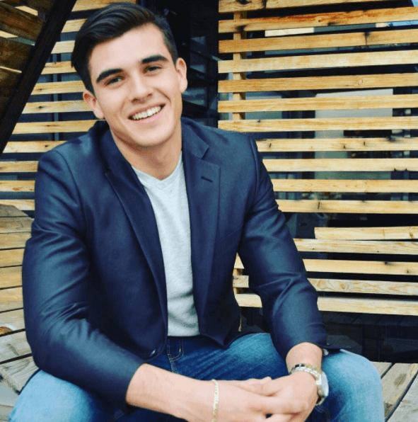 Seguramente lo que él menos imaginó fue que cautivaría a varios usuarios con su sonrisa.