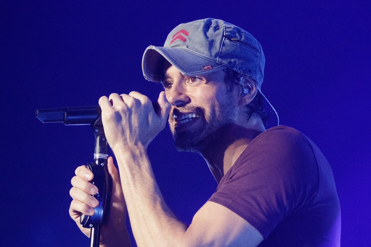 Enrique Iglesias es el hijo menor del matrimonio del también cantante Julio Iglesias e Isabel Presley, pero ellos se divorciaron cuando el intérprete de "Súbeme la radio" tenía tan solo tres años de edad.