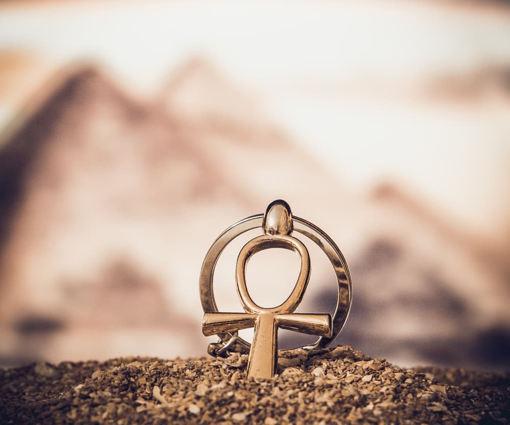 Esta cruz egipcia también representa la unión de hombre y mujer en su diseño. Como amuleto favorece la longevidad y la sabiduría de quien ha vivido muchas vidas. Portar un talismán con el Ankh significa solicitar fertilidad y abundancia, pero también ir en pos de una gran espiritualidad.