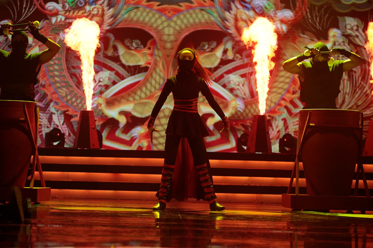 Para la octava gala el escenario se transformó en un escenario ninja, con antorchas y tambores.