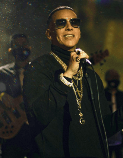 El intérprete de éxitos musicales como
<b>‘Con Calma’,‘Gasolina’ </b>y
<b> ‘Problema’</b>, creó su propia fundación,
<b>Daddy’s House</b>, dedicada a combatir la hambruna mundial, la cual tiene su sede en República Dominicana.
<br>