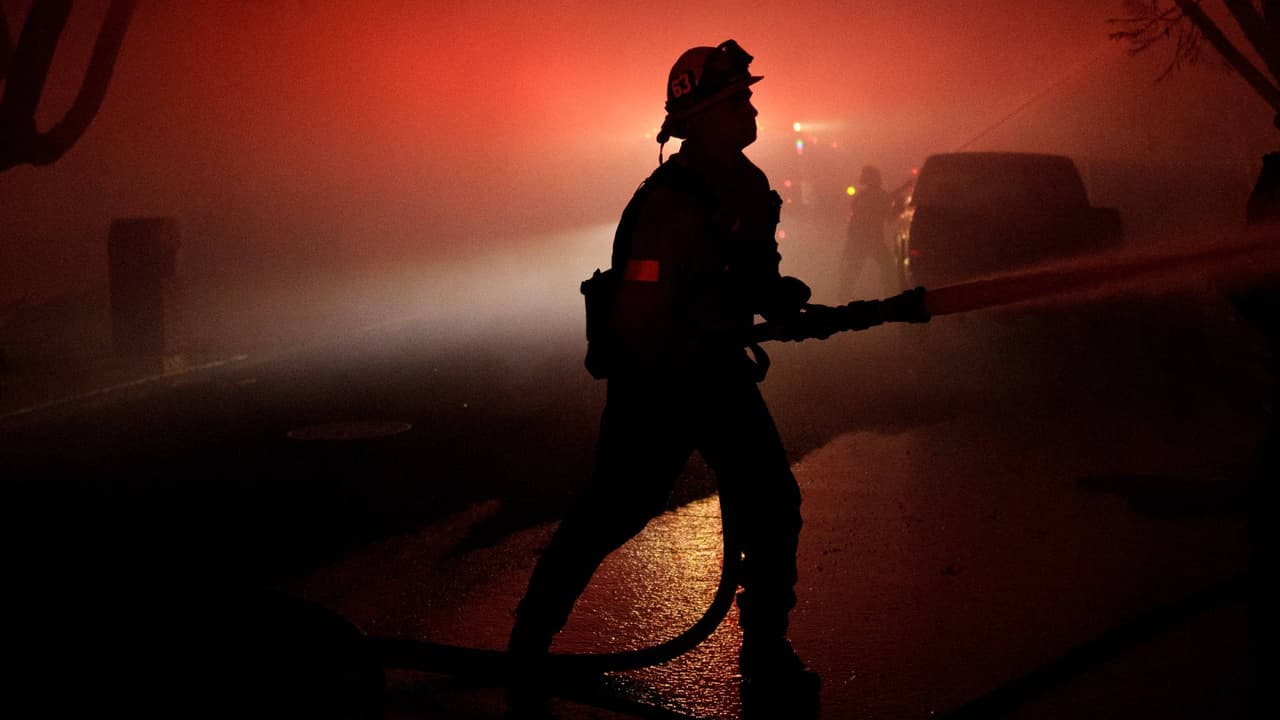 Investigan si sobrecarga eléctrica causó incendio que desplazó a 14 personas en Fairfax