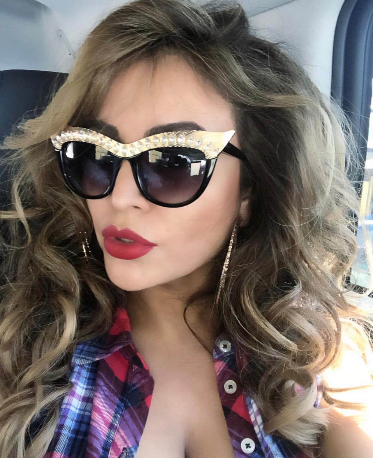 La Bronca se ve 'cool' con sus lentes de 'Rockstar'.