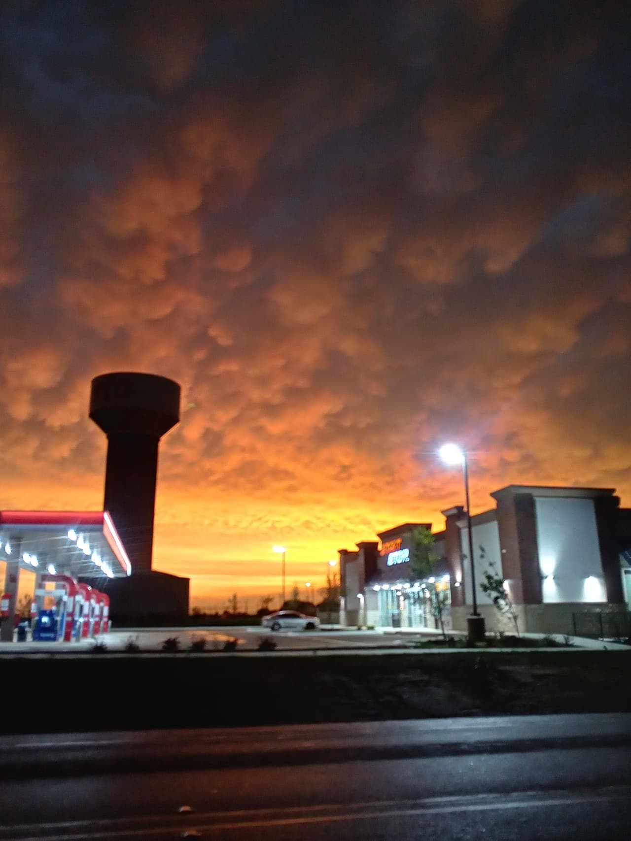 A través de las redes sociales, varios residentes de la capital texana compartieron sus imágenes.