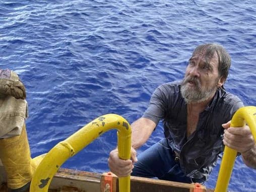 El increíble rescate de un náufrago que se aferró a su lancha hundida hasta que lo encontraron