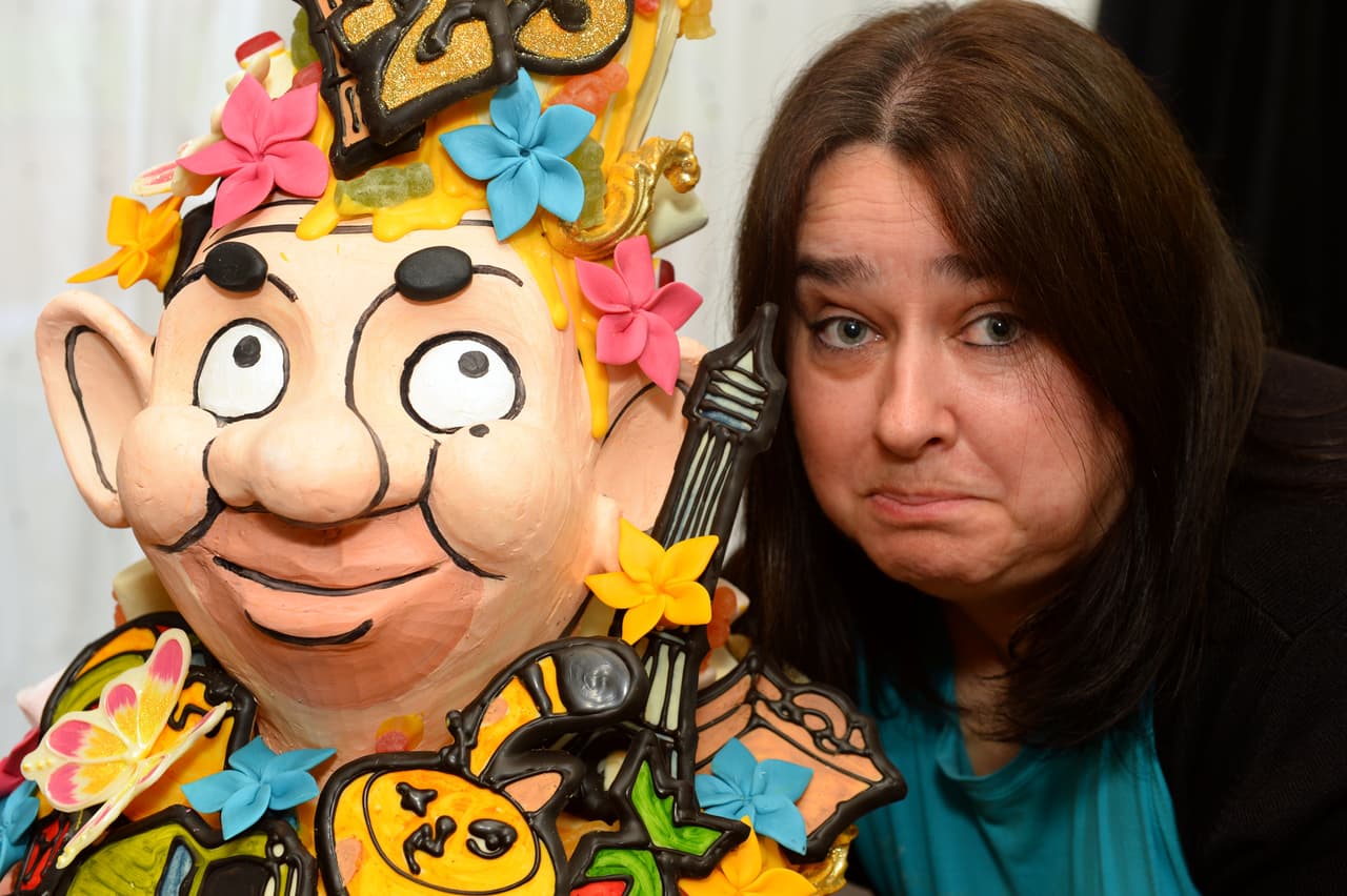 La mujer pensó en dárselo a sus siete nietos pero se dio cuenta de que también contenía muchos saborizantes y colorantes artificiales, además de ron que permite su conservación, por lo que los niños no podrían comerlo.