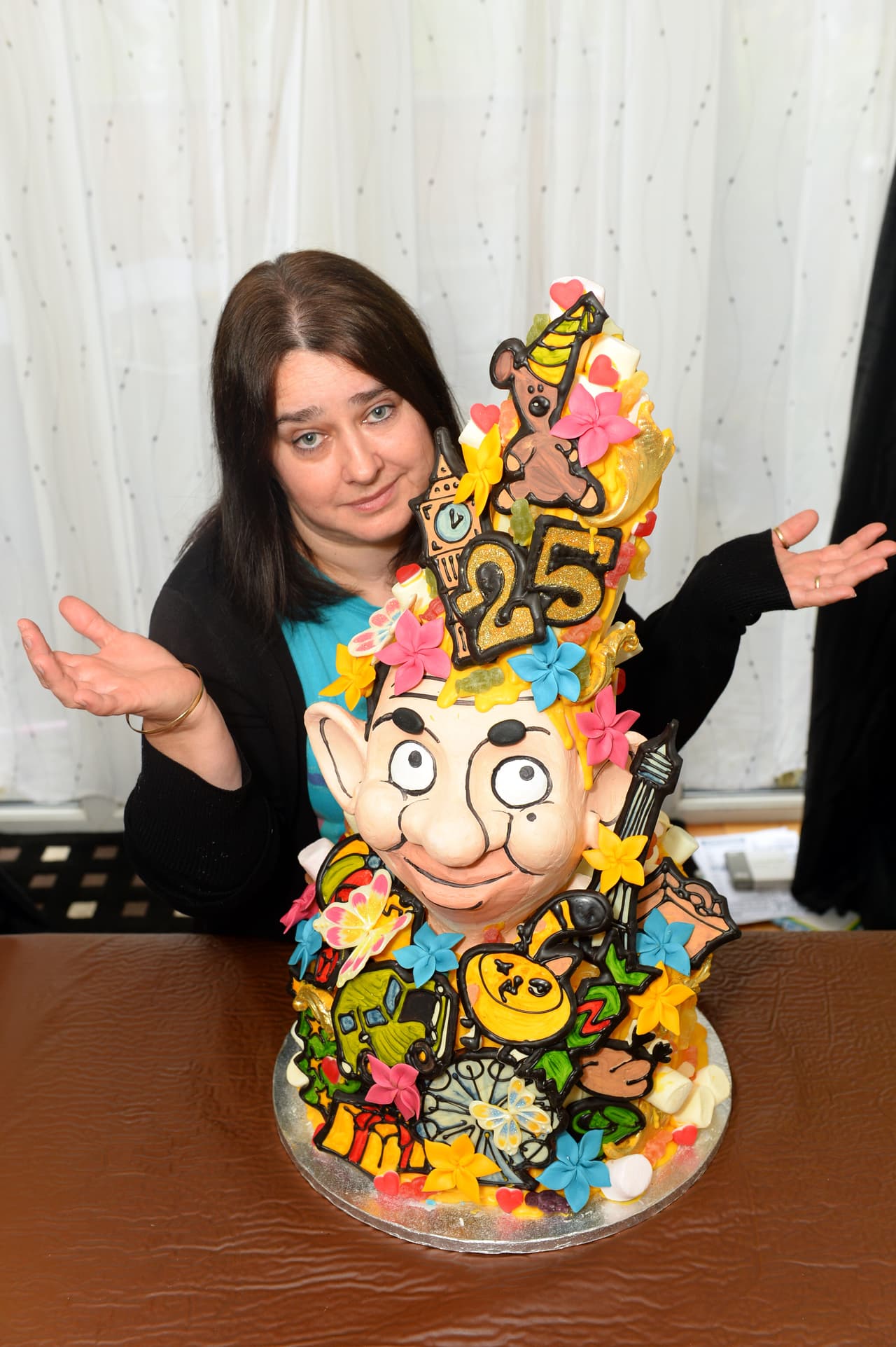 El pastel incluso era tan pesado que dos se sus hijos tuvieron que ayudarla para moverlo y buscar quién se lo pudiera comer.