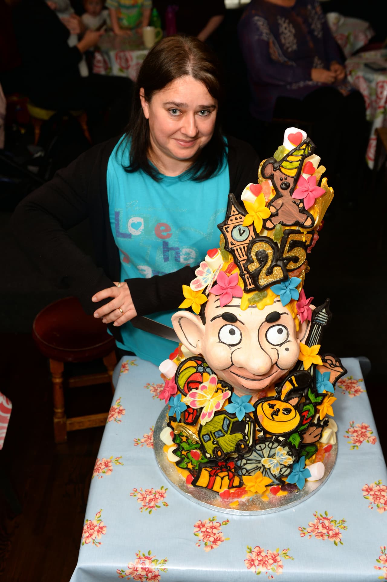 Aunque la mujer no pudo comer el exquisito pastel, ella se mostró feliz por no haber tirado ni desperdiciado la increíble creación de Mr. Bean que ganó.