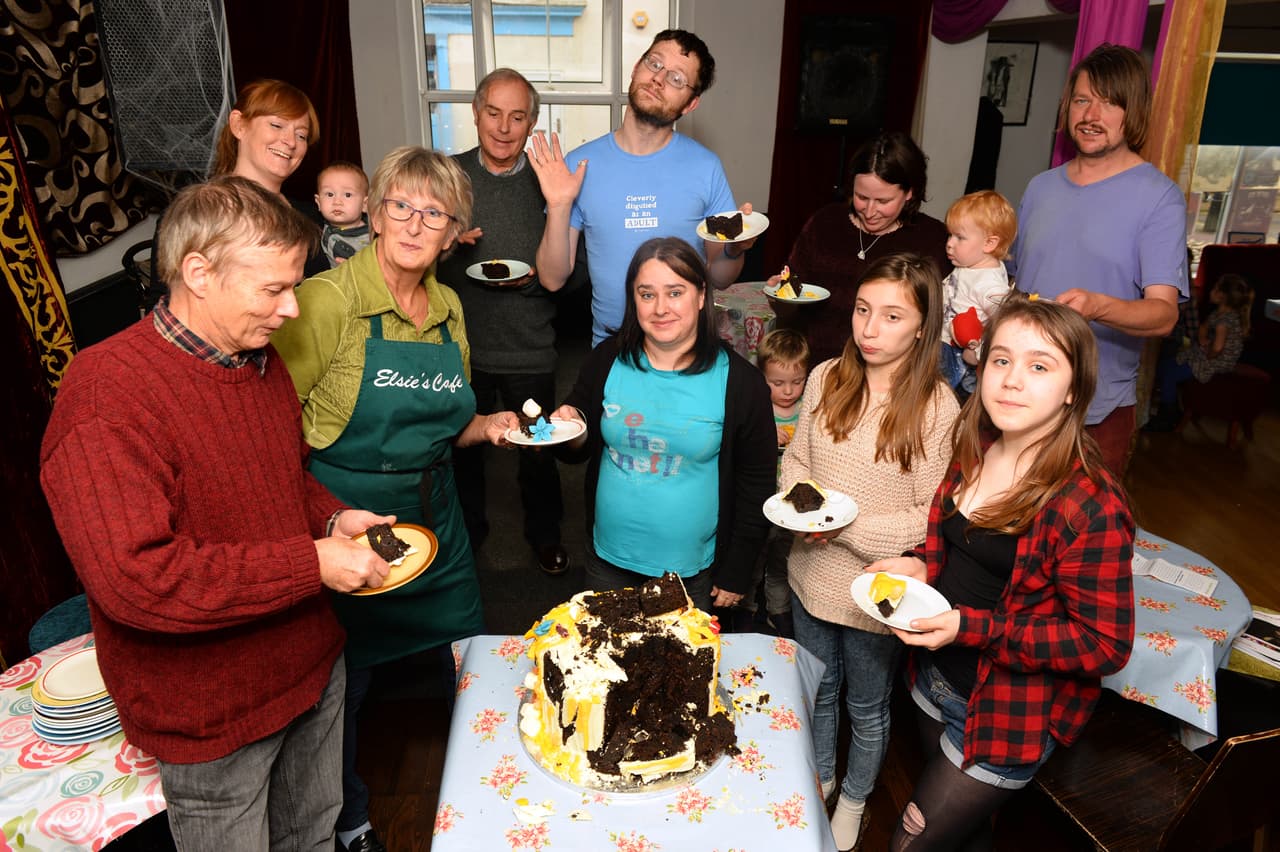'Elsies caf' es un grupo de personas que voluntariamente rescatan comida antes de que se desperdicie y la sirven en su restaurante.