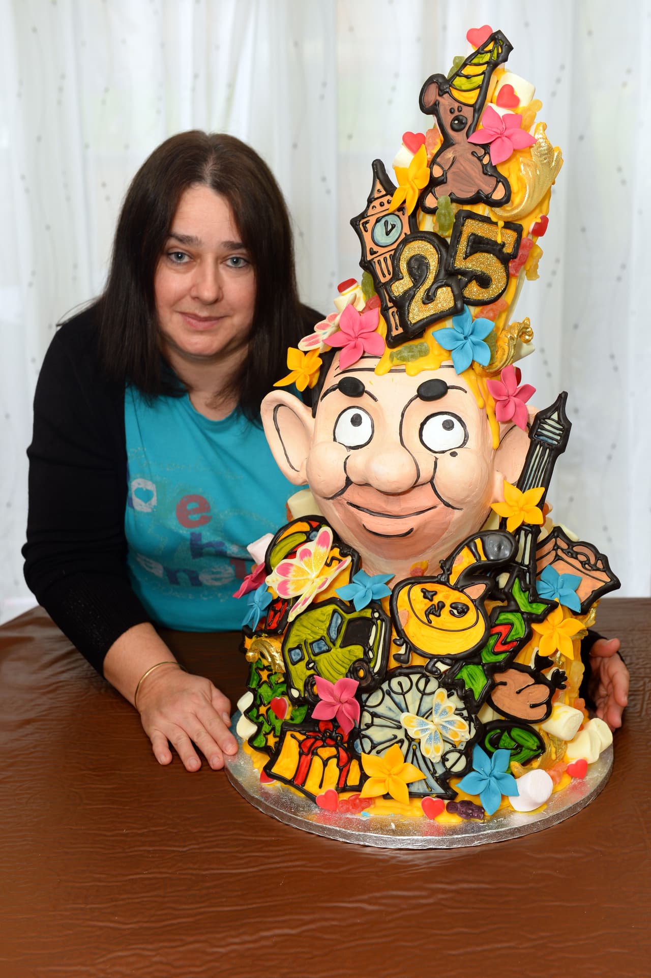 Una mujer de 48 años llamada Michelle Young, se inscribió a un concurso de pasteles con motivo del 25 aniversario de Mr. Bean.