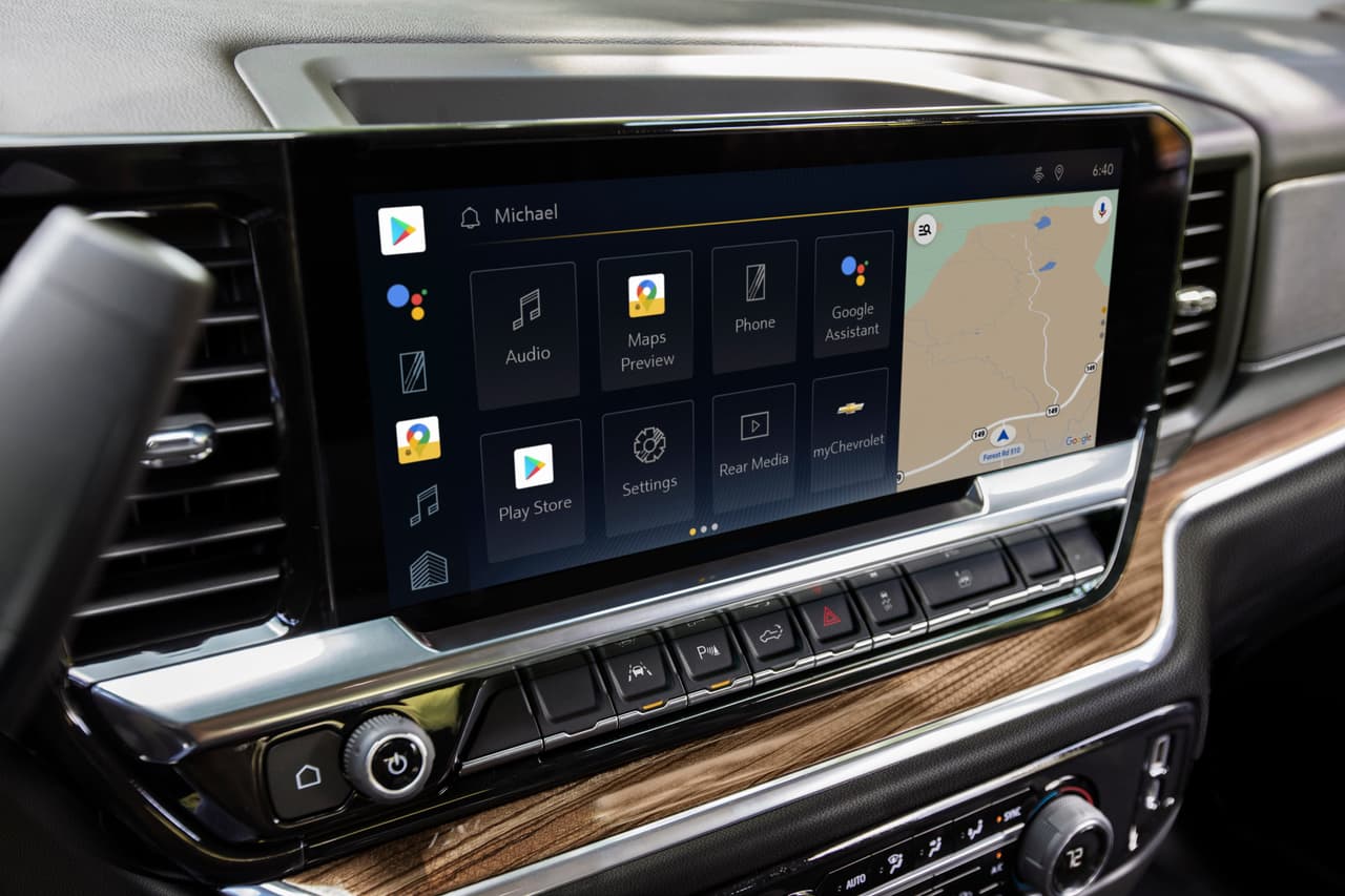 Aquí lo más evidente es la nueva pantalla táctil de 13.4 pulgadas que sirve como centro neurálgico para el sistema de información y entretenimiento que además integra de serie los servicios de Google.