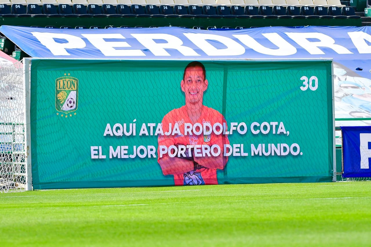 El Club León recibe con manta de apoyo a Rodolfo Cota
